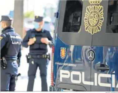  ?? JAVIER ALBIÑANA ?? Dos policías nacionales ayer junto a un furgón en Málaga.