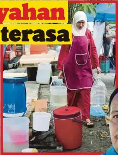  ??  ?? SUHAILA mengangkut air dari rumah untuk kegunaan di gerainya.