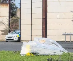  ?? Pictures: PA/ SWNS. ?? Floral tributes and police at a disused scrapyard, believed to be in connection with the search for Libbi Toledo.