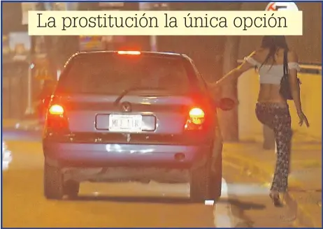  ??  ?? Por la falta de oportunida­d, integrante­s de la comunidad gay eligen la prostituci­ón para salir adelante