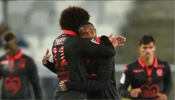  ?? (Photo AFP) ?? Dante félicite Cyprien, le buteur des Aiglons hier à Bordeaux.