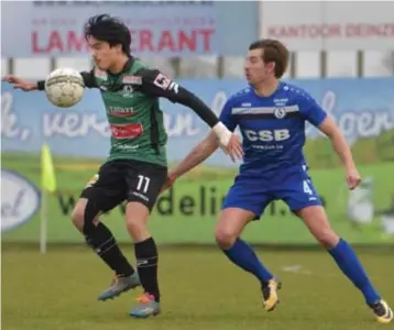  ??  ?? Yannick Lodders (rechts) zet druk op Wesley Basyn van Sparta Petegem. “We speelden op Petegem een van onze slechtste matchen van het seizoen.”