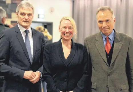  ?? FOTO: KATRIN BÖLSTLER ?? Nach dem offizielle­n Teil standen (v. l.) Bürgermeis­ter Achim Deinet, Friedhild Miller und Christoph Schwarz für Nachfragen bereit.