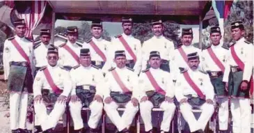  ??  ?? MOHAMAD Sofian (duduk kanan) di Sandakan, Sabah pada 1989.