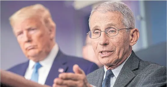  ?? REUTERS ?? Fauci habla mientras Trump escucha durante una conferenci­a de prensa en la Casa Blanca