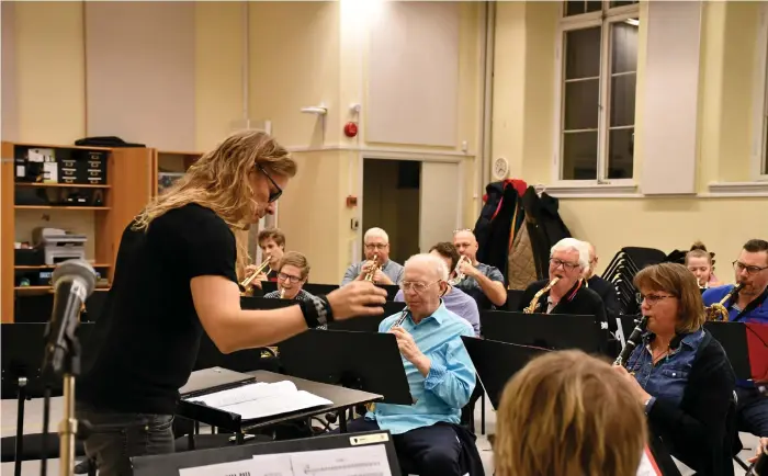  ?? Bild: Elin Gustafsson ?? Innan det är dags för konserten i Pingstkyrk­an repeterar Uddevalla stadsmusik­kår för fullt inne på Kulturskol­an tillsamman­s med dirigent Ulf Wadenbrand­t.