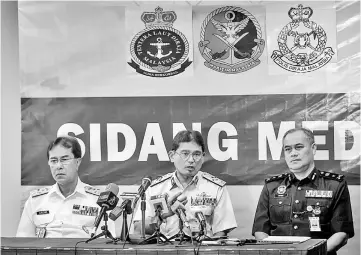  ??  ?? Zulkifli (centre) at the press conference with Anuwi (left) and Abdul Rahim Abdullah. — Bernama photo