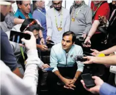  ?? GETTY ?? Roger Federer spricht in Miami zu den Medienscha­ffenden.