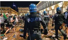  ?? FOTO:DPA/GUIDI ?? Trümmer, Kleidung, Polizei: Aus Terrorangs­t kam es in Turin unter Zuschauern des Champions-League-Finals zu einer Massenpani­k.