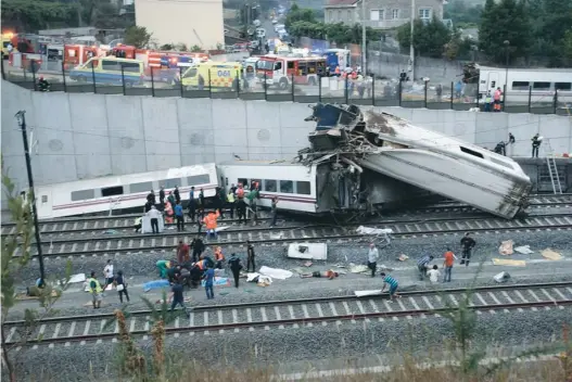  ?? (Oscar Corral/Reuters) ?? RESCUE WORKERS pull victims from the wreckage of Wednesday’s train crash near Santiago de Compostela, in northweste­rn Spain.