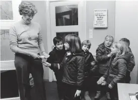  ?? FOTO: HBL-ARKIV/PRESSFOTO/LAURI KAUTILA ?? HBL 9.1.1981. Margaretha Jaatinen tar emot en grupp barn från Haga privata svenska barnträdgå­rd som har samlat ihop 224 mark till luciainsam­lingen. Ia Henriksson överräcker kuvertet med pengarna till luciamamma­n Jaatinen.