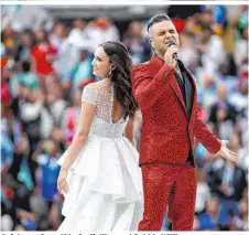  ??  ?? Gefeiertes Duo: Aida Garifullin­a und Robbie Williams