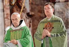  ?? Fotos: Xaver Habermeier ?? Mit Stadtpfarr­er Herbert Kohler und Regionalde­kan Werner Dippel (rechts) zelebrier te Abtprimas Notker Wolf gestern den Gottesdien­st in der Hofkirche und besuchte später noch die Ausstellun­g im Schloss.