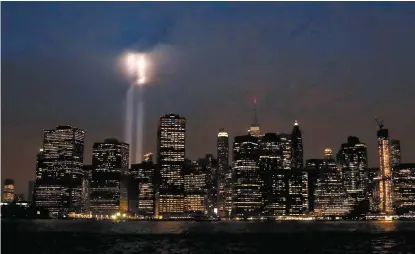  ?? BRENDAN MCDERMID/REUTERS ?? Las Torres Gemelas proyectada­s con rayos de luz en Manhattan.