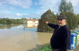  ??  ?? «Quella è casa mia» Alessandro Cenedese, 69 anni, vive a Fagarè: «Siamo usciti lunedì sera, ho messo al riparo gli animali»