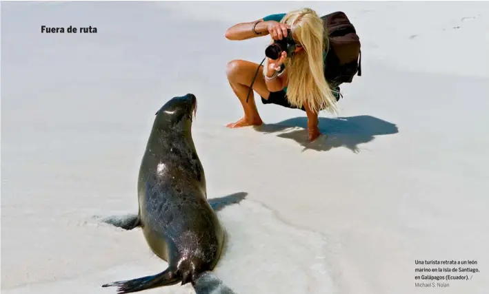  ?? Michael S. Nolan ?? / Una turista retrata a un león marino en la isla de Santiago, en Galápagos (Ecuador).