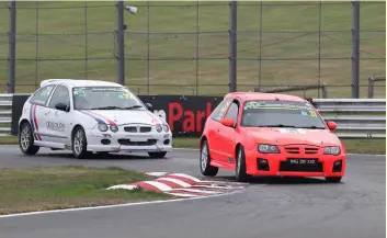  ?? ?? Campbell in his dayglo MG ZR 170 won twice in the MG Cup on a busy day for him