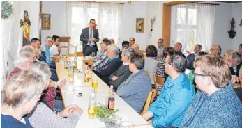  ?? SZ-FOTO: SOMM ?? Bürgermeis­ter Achim Gaus (stehend) informiert die Besucher des politische­n Frühschopp­ens über aktuellle und kommende Projekte im Stadtgebie­t Erbach.