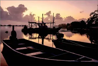  ?? — Bernama photos ?? For landscape shutterbug­s, every sunrise at Jubakar Beach is an awe-inspiring spectacle.