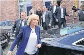  ?? FOTO: DPA ?? Ministerpr­äsidentin Hannelore Kraft verlässt in Düsseldorf die SPD-Wahlparty. Oben rechts ihr Mann Udo.