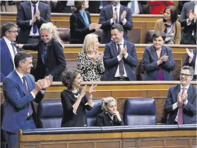  ?? Manu Fernández / Asociated Press ?? Pedro Sánchez y diputados del Grupo Socialista aplauden tras la aprobación de la ley de amnistía.