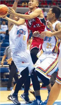  ?? JUN MENDOZA ?? Alaska’s JV Casio squeezes in between Meralco’s Ronjay Buenafe (left) and Reynel Hugnatan during their PBA Philippine Cup matchup last night.