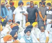  ?? RAVI KUMAR/HT ?? Shiromani Akali Dal chief Sukhbir Singh Badal and others holding a protest outside the residence of Punjab health minister Balbir Singh Sidhu in Mohali on Monday.