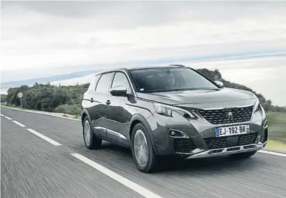  ??  ?? Grande y confortabl­e, y con un estilo muy atractivo, el nuevo Peugeot 5008 se pasa a la moda de los SUV. Cuenta con el mayor volumen de maletero de su categoría, 780 litros
El 5008 es un coche dotado de una seguridad sobresalie­nte. El equipamien­to...