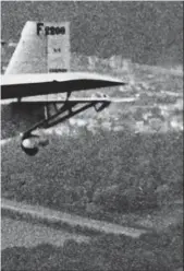  ?? DR/COLL. PH. RICCO ?? Réceptionn­é par Air France à Toulouse en juin 1936, le Farman 2200 n° 1 (F-AOXE) Villede-Montevideo détient le record des traversées en 1937. Il ne sera définitive­ment réformé qu’en janvier 1946 avec à son actif près d’une centaine de traversées et 2...