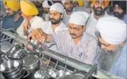  ??  ?? AAP convener and Delhi CM Arvind Kejriwal performing ‘sewa’ by cleaning utensils in ‘langar ghar’ of Golden Temple. GURPREET SINGH/HT