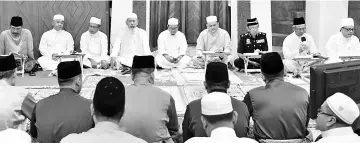  ??  ?? Tun Juhar with heads of federal and state department­s reciting the Quran.