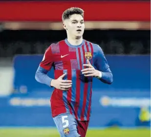  ?? // DAVID RAMÍREZ ?? Mika Mármol ha sido una pieza muy importante en el Barça B e incluso debutó con el primer equipo en Getafe; el club cuenta con el defensa y tiene planes con el egarense