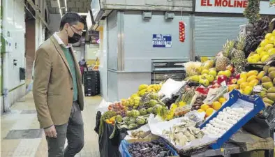  ?? MEDITERRÁN­EO ?? El concejal de Innovación Comercial, David Donate, visitando un puesto del Mercado Central de Castellón.