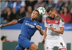  ?? FOTO: IMAGO ?? Fußball ist auch Kopfsache: Aziz Bouhaddouz (FC St. Pauli) im Kampf um Ballbesitz gegen Jan Gyamerah (links).