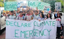 ?? —BL SONI ?? Citizens stage a mega climate protest at Carter Road, Bandra, on Friday.