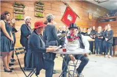  ?? FOTO: GERHARD RUNDEL ?? Maria Jäggle und Anton Marx sagten beim Konzert des Sängerkran­zes Winterstet­tenstadt die Stücke im Dialog an.