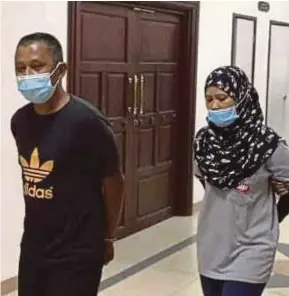  ??  ?? Pasangan suami isteri didakwa di Mahkamah Majistret Kuching kerana memalsukan kematian, semalam.