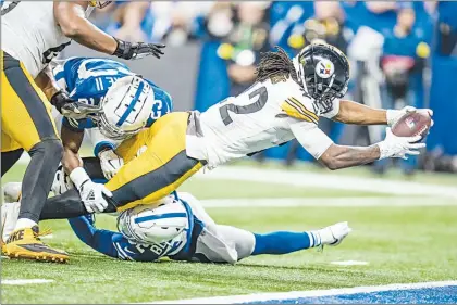  ?? Foto Ap ?? ▲ Najee Harris (22) logró una anotación para Pittsburgh, antes de salir lesionado, en el triunfo sobre Indianápol­is.