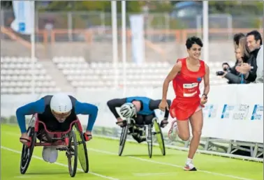  ?? ?? María Pérez y dos deportista­s de ‘hand bike’, durante el relevo celebrado en Vallehermo­so.