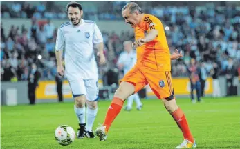  ?? FOTO: DPA ?? Bei der Eröffnung des neuen Stadions kickte auch der türkische Staatspräs­ident Recep Tayyip Erdogan bei seinem Lieblingsc­lub Istanbul Basaksehir mit.