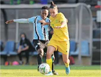  ?? | SYDNEY MAHLANGU BackpagePi­x ?? GABRIELA Salgado of South Africa is challenged by Golebaone Selebatso of Botswana.