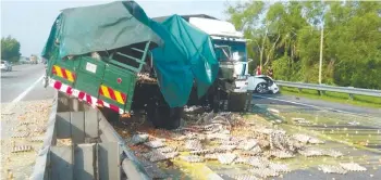  ?? BBXPIX ?? Eggs were strewn all over the road after the accident. Below: The car that was involved in the crash.