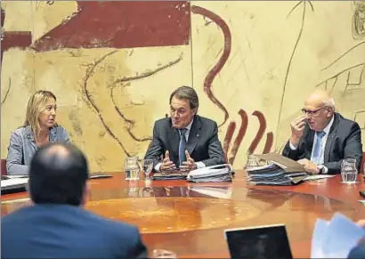  ?? CÉSAR RANGEL ?? Artur Mas, entre Neus Munté y Jordi Baiget, secretario del Govern, en un momento de la reunión de ayer