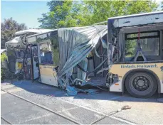  ??  ?? Der Gelenkbus wurde durch die Kollision im hinteren Teil völlig demoliert. Der Regionalzu­g nach Ulm wurde ebenfalls deutlich in Mitleidens­chaft gezogen. Die Bahnstreck­e musste für mehrere Stunden gesperrt werden.