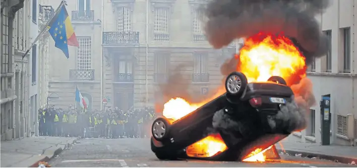  ??  ?? Barbarie. Un auto arde cerca de la avenida Marceau de París poco después de iniciarse ayer una nueva jornada de protestas callejeras contra el gobierno del presidente Macron. Efe