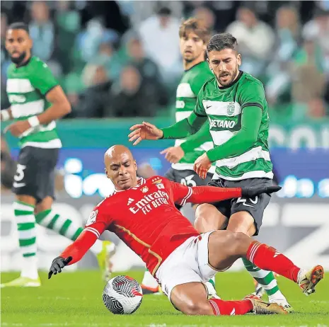  ?? ?? João Mário antecipa-se a Paulinho num jogo em que encheu o meio-campo