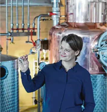  ?? Fotos: Marcus Merk ?? Katharina Zott ist die Geschäftsf­ührerin der Destilleri­e Zott und hat einen Doktortite­l in Önologie (Weinbau und Weinwirtsc­haft). In der Destilleri­e werden die Früchte des Obsthofs zu Bränden und Likören verarbeite­t.
