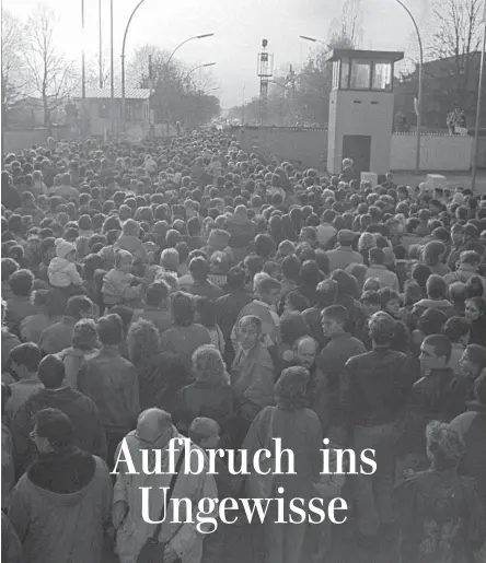  ??  ?? Die Mauer in Berlin ist offen. Bürger aus dem kommunisti­schen Teil Deutschlan­ds strömen nach Westen.