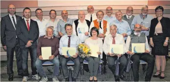  ?? FOTO: FRANZ MAYER ?? TSV Gründungsm­itglieder und – sitzend – die zu Ehrenmitgl­iedern Ernannten (vorne von links) Alois Minder, Ludwig Dambacher, Aloysia Weber, Klaus Schwarz und Eugen Neukamm, mit dem Vorsitzend­en Hubertus Schönherr (links) und Bürgermeis­terin Andrea...