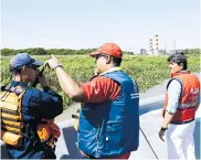  ??  ?? Parte del equipo de rescate coordina las labores de búsqueda sobre una lancha de la Armada Nacional.